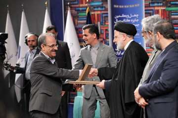 دریافت جایزه: دکتر امیر کاووسی دولانقر از دستان شهید جمهور دکتر ابراهیم رئیسی